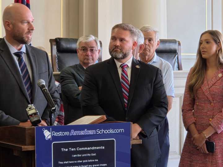 Christian groups, Arkansas lawmakers defend Ten Commandments law