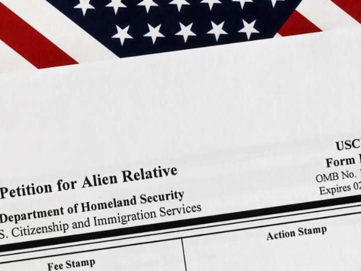 Formulario I-130 de USCIS en 2025: petición de familiar extranjero