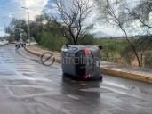 Volcadura de vehículo provoca caos vial en la Fuerza Aérea