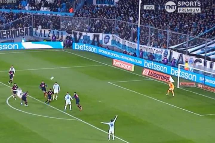 De otro partido. Salto, pecho y "globo" por encima del arquero: el golazo de Rocky Balboa para Racing contra Tigre