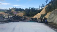 Impactantes imágenes: dos tractomulas sufrieron grave choque y terminaron volcadas cubriendo de lado a lado la vía Girardot
