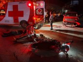 Dos motociclistas lesionados en choque contra camioneta en la colonia Doraceli