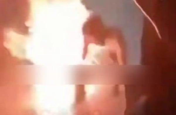Video.- Hombre se prende fuego para quitarse la vida en aeropuerto