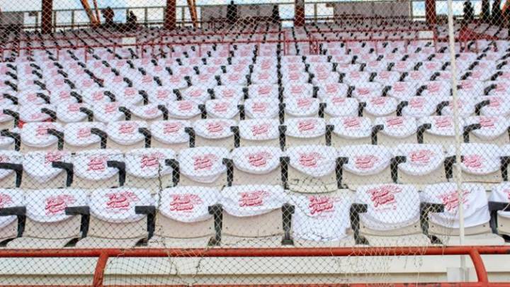 Tapizan de blanco con playeras conmemorativas en el Estadio Juárez