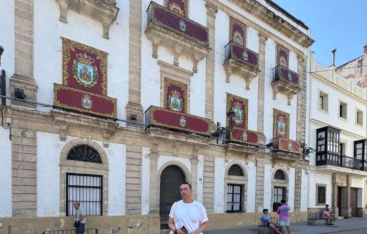 Fiestas engalana la Plaza de España para la Salida Procesional Extraordinaria del Resucitado
