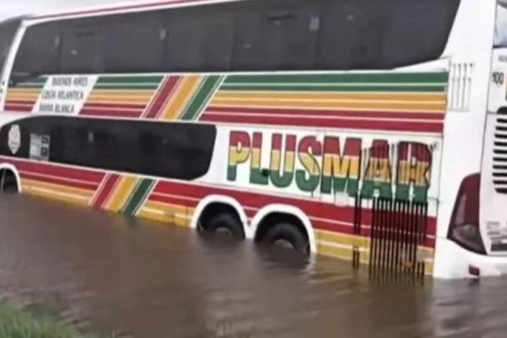 Tormenta de Santa Rosa. Un micro se despistó en la ruta 5 por fuertes vientos y los pasajeros fueron evacuados en lancha