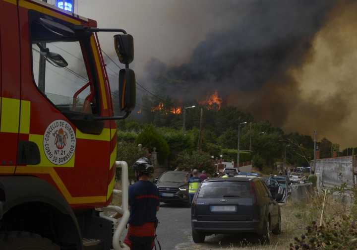 Un voluntario muerto en León y más de una docena de heridos en los incendios de Zamora y de Ourense