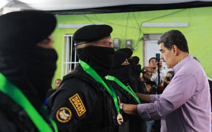 Maduro condecora 27 funcionarios por desactivar bomba en Caracas