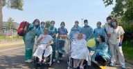 Los emotivos primeros paseos de dos pacientes del Hospital Reina Sofía después de meses en la UCI: "Una inyección de energía"