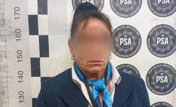 Una azafata de Aerolíneas Argentinas fue detenida por contrabandear relojes, celulares y joyas