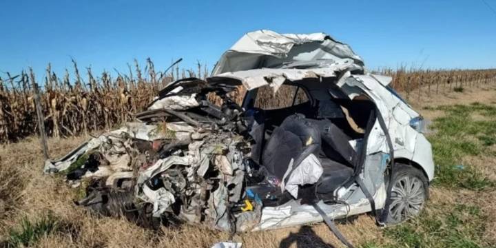 Un auto chocó con un camión en Pehuajó: murieron un padre y sus dos hijos