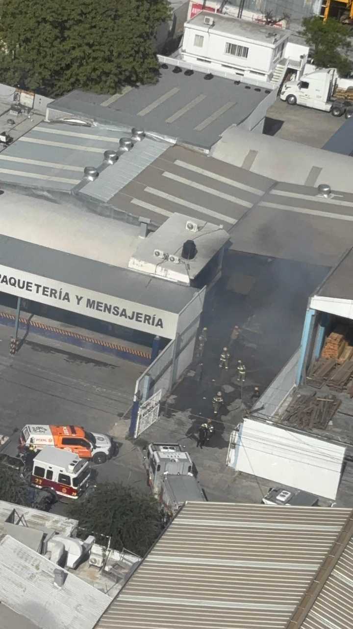 Se registra incendio en paquetería en Monterrey.