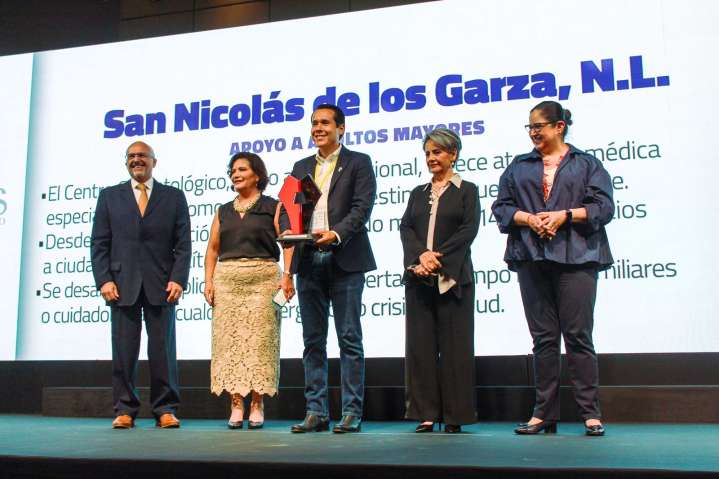 Premian a Daniel Carrillo por mejores prácticas del Centro Gerontológico