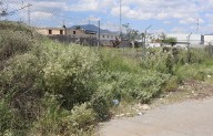 Denuncian vecinos de Villas de San Lorenzo acumulamiento de hierba y escombros de escuela