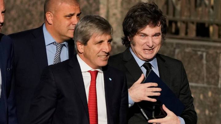 El dólar oficial cerró a $1360 y anotó la primera baja mensual durante el gobierno de Javier Milei
