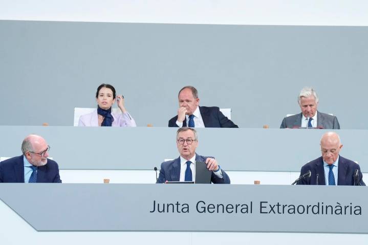 La junta de accionistas del Sabadell aprueba la venta de la filial británica TSB al Santander por 2.650 millones