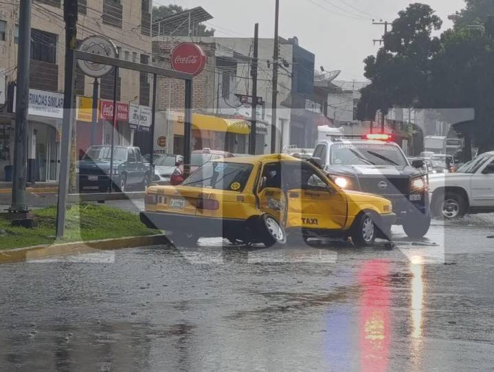 CHOQUE DE TAXI Y VEHÍCULO PARTICULAR «SEMAFORAZO»