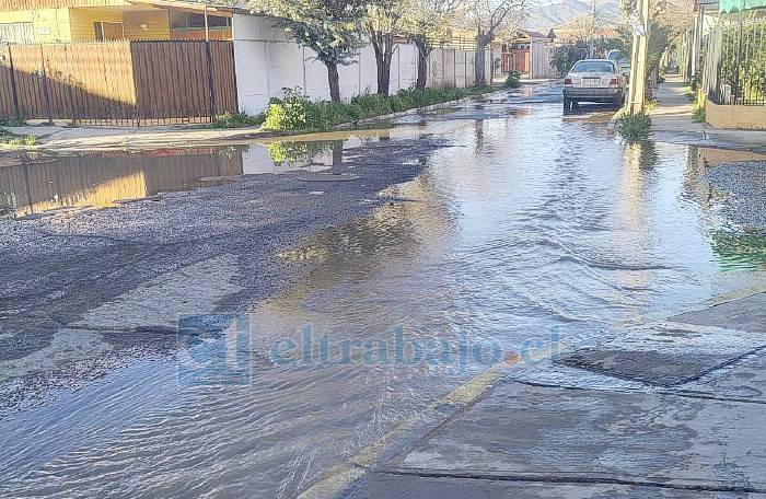 Villa El Señorial amanece con calles inundadas por desborde de canal