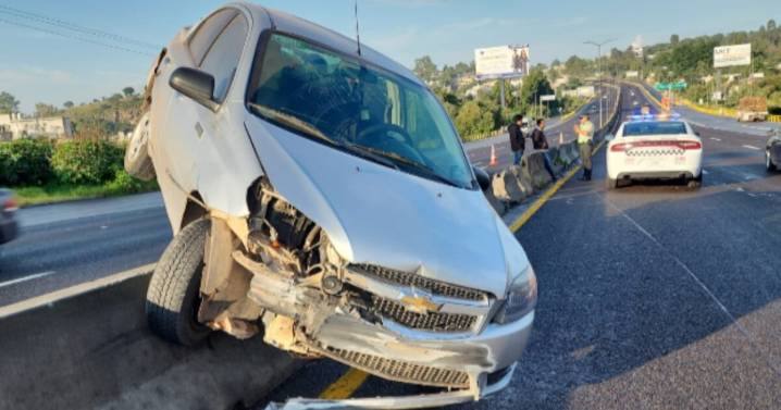 Cierre parcial tras fuerte accidente en autopista México