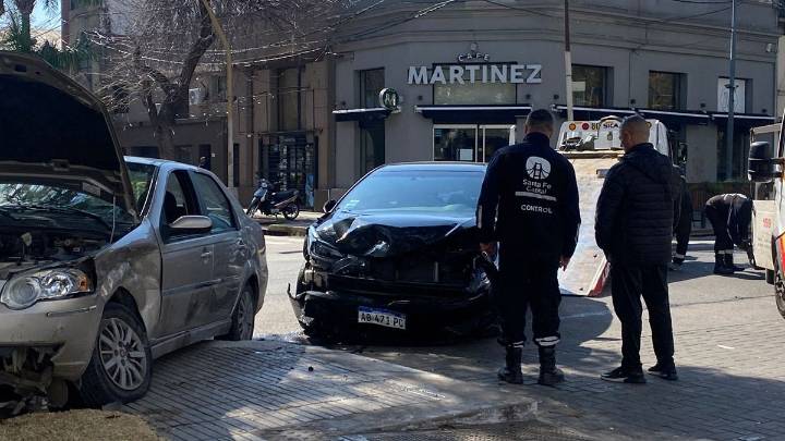 Choque impactante entre dos autos en Bulevar Gálvez y República de Siria: no hubo heridos