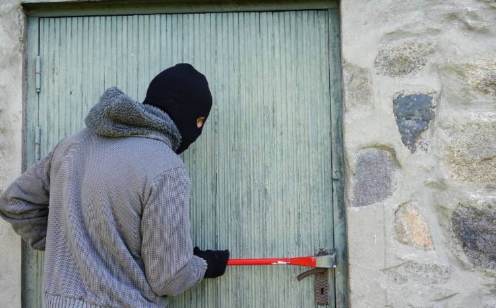 Vinculan a proceso a mujer que robó una casa que ella le rentó a inquilinos mediante plataforma digital en Tlaquepaque