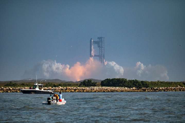 Trump ordena flexibilizar regulaciones para impulsar la industria espacial de EEUU