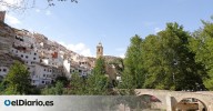 El pueblo manchego que esconde una playa fluvial de agua cristalina entre acantilados, casas excavadas en la roca y un castillo árabe
