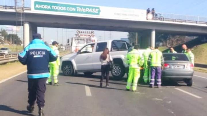 Choque en Panamericana entre un auto y una camioneta