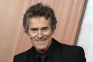 Yoga, caminatas y dieta vegana. Las claves de Willem Dafoe para mantenerse activo y saludable a los 70