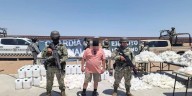 Cae hombre que llevaba más de 800 kilos de metanfetamina de Nuevo León a Baja California en galones de refresco