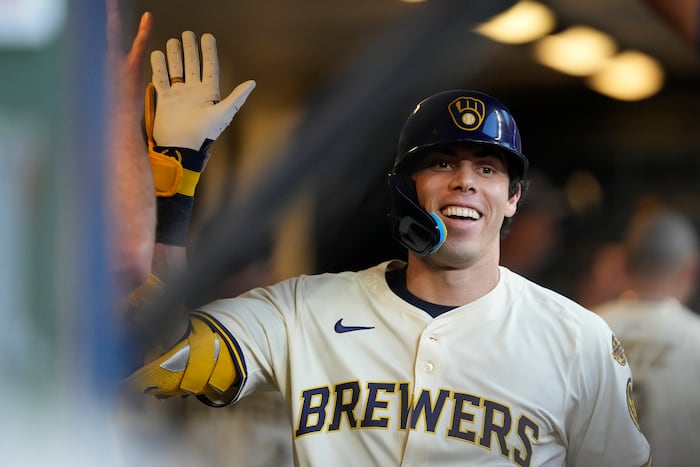 Brewers claim 10th straight game and become 1st team since 2019 with 2 double