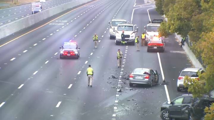 Un muerto y 2 heridos tras accidente en cadena en East Palo Alto