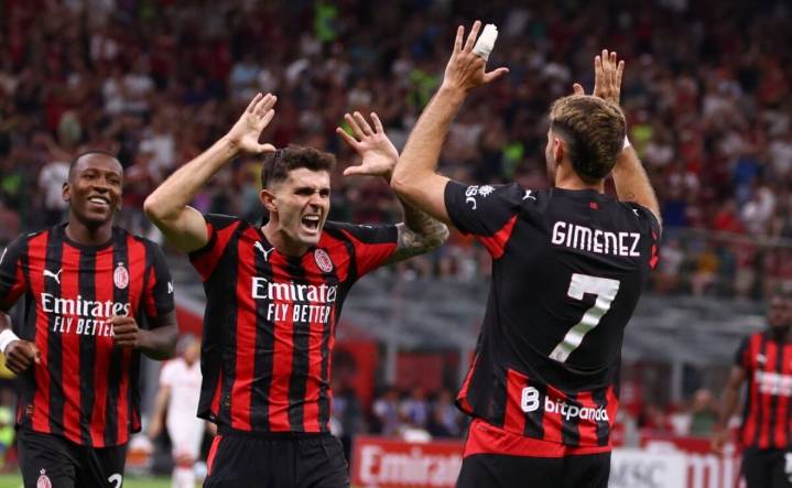 Santiago Giménez asiste a Pulisic en victoria del AC Milan; derrotaron al Bari en la Copa de Italia