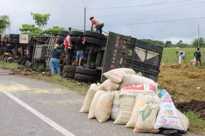 Rapiñan maíz de tráiler volcado en la Villahermosa