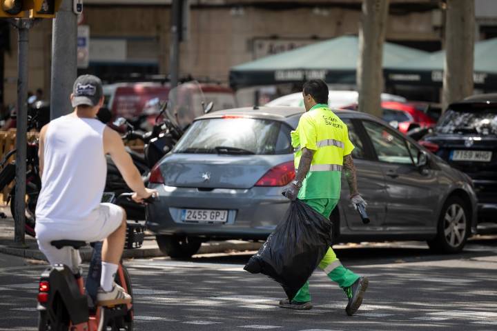 Trabajadores municipales de limpieza, abrasados por el calor: “El protocolo marca que tenemos derecho a buscar cobijo”