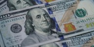 Peso mexicano logra leve recuperación al cierre del viernes