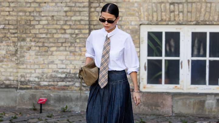 Guía de blusas blancas perfectas para combinar con jeans, faldas, pantalones anchos y más en otoño 2025