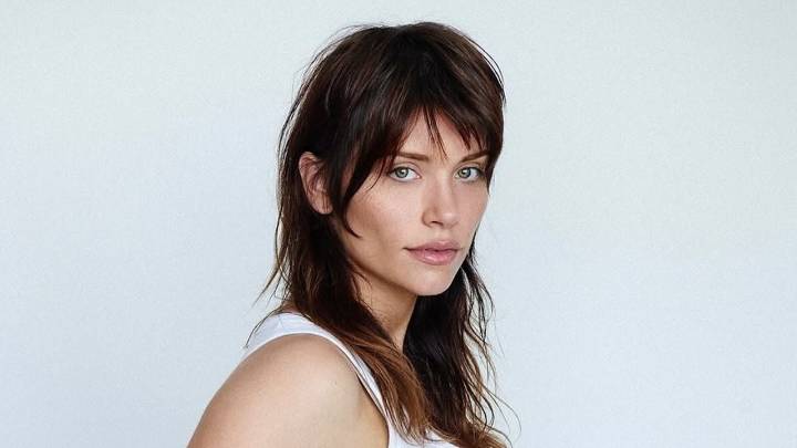 Sastrería fluida y con actitud: el impecable look de Eva de Dominici en la TV argentina