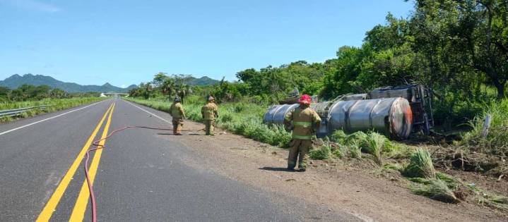 Cierran carretera federal Tepic-Mazatlán por derrame de alcohol