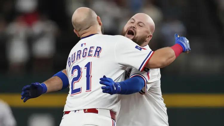 Rangers remontan en dramático extra innings y vencen a Diamondbacks
