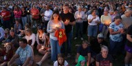 Minneapolis se une en vigilias tras el tiroteo que dejó dos niños muertos y 17 heridos en una escuela católica