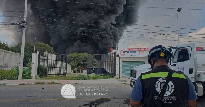 Fuerte incendio en Parque Industrial La Cruz: evacuan a 70 personas y cierran vialidades en Querétaro