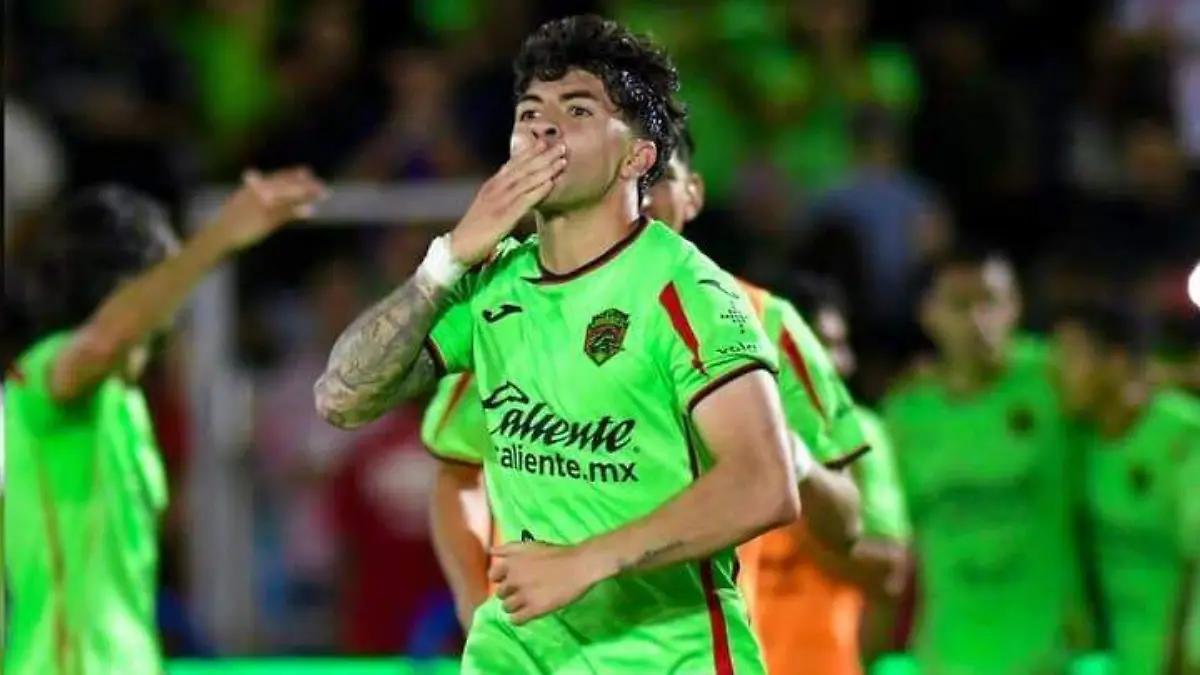 Denzel García brilla en la Liga MX y entra al once ideal de la jornada 6