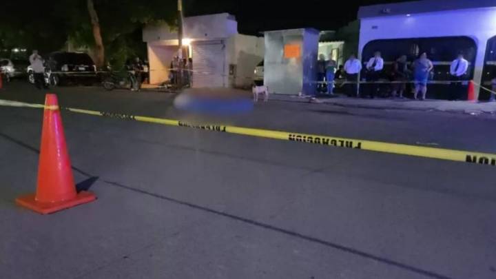 Adulto mayor muere atropellado en Sinaloa; perro no se separa del cuerpo de su dueño