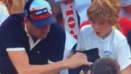 El US Open no se lo cree: un espectador roba en directo a un niño la gorra que le había dado el tenista Kamil Majchrzak