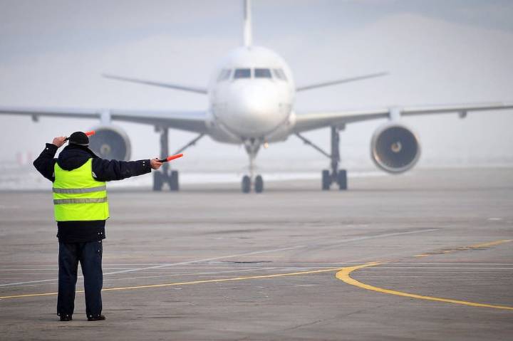 Los controladores aéreos levantaron el paro del jueves, pero ratificaron el del sábado