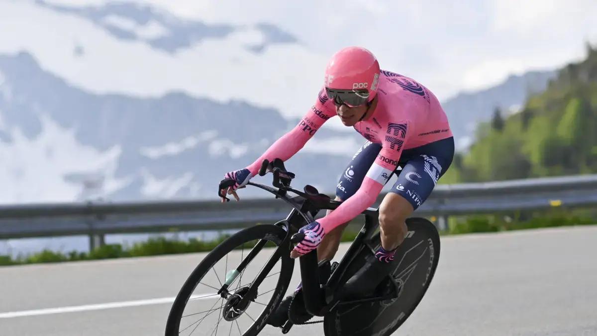 Rigoberto Urán revela video de accidente que sufrió: se fracturó la clavícula izquierda por caerse de la cama, dijo
