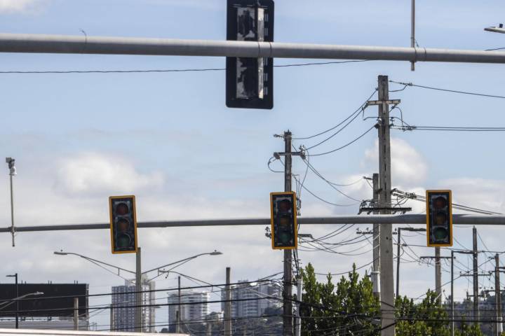 Lluvias de Erin trastocan el suplido de energía en PR: miles de familias siguen sin luz