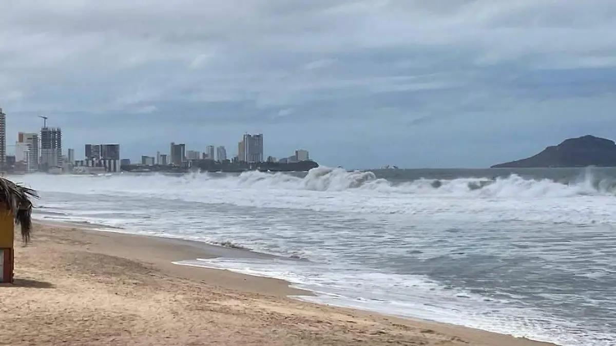 Mar de fondo en Mazatlán detiene paseos en embarcaciones y restringe acceso a zonas de baño