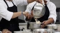 Un cocinero en España le pide a su jefe unos días de vacaciones y su respuesta incendia las redes: "Busca a alguien y le pagas"